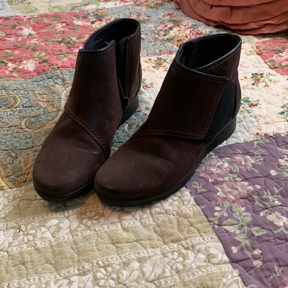 Clarks Cloudsteppers brown booties size 8.5. Gently used.